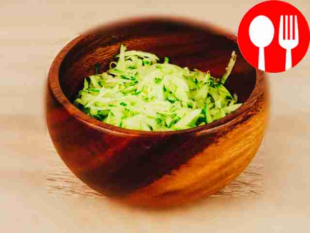 Снимите кожуру с огурца, натрите его на тёрке...