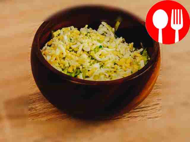 Мелко нарежьте или раскрошите яйца и смешайте...