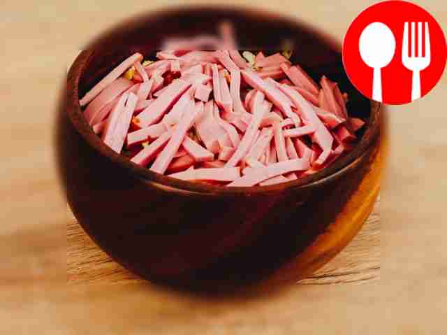 Нарежьте колбасу ломтиками и смешайте с...