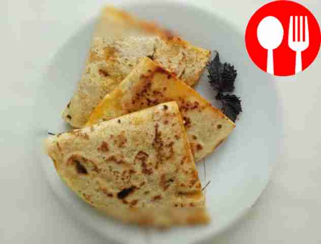 Кесадилья с курицей и чеддером