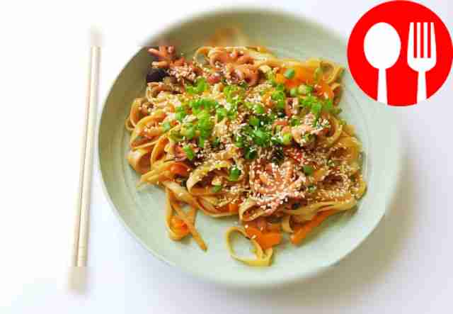 Осьминог с лапшой удон