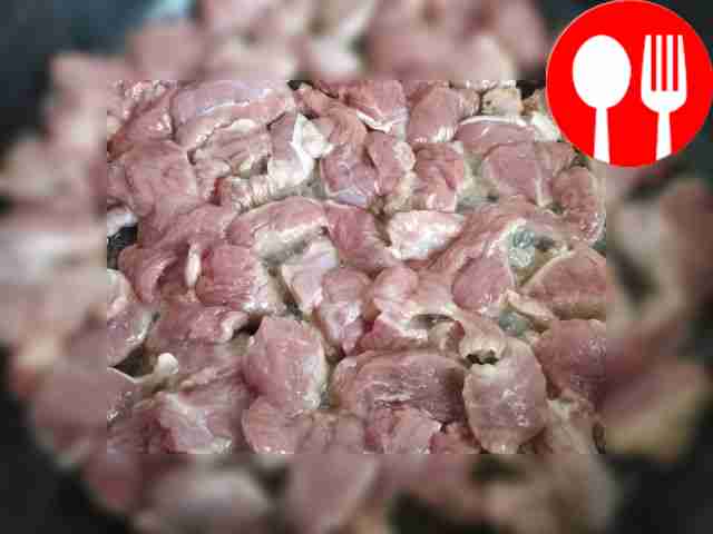 Разогрейте сковороду на сильном огне и...