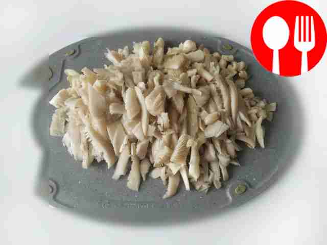 Пока мясо ещё готовится, промойте и очистите...