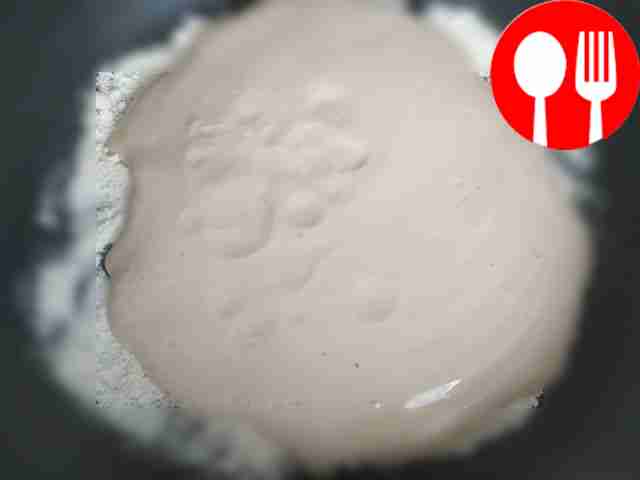 Возьмите сотейник, всыпьте 2 ст. л. муки и...