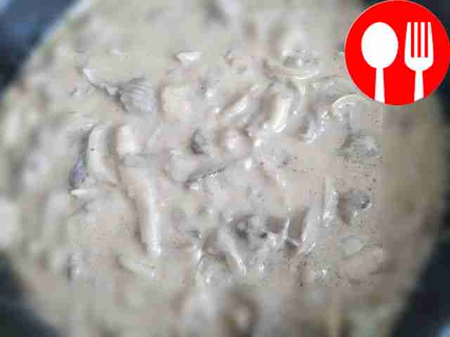 Добавьте к мясу грибы и обжаривайте ещё...