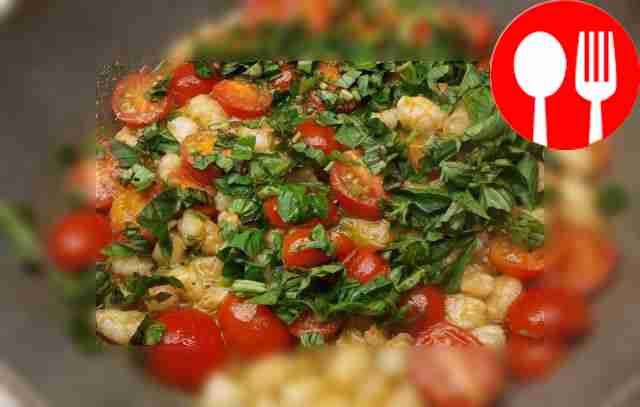 На разогретую сковороду влейте оливковое...