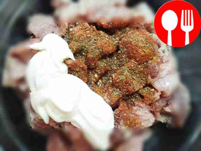 Мясо нарежьте мелкими кубиками, посолите,...