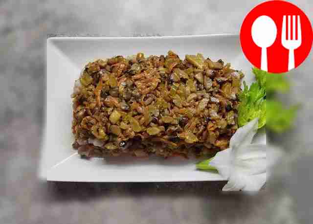 Вкусный салат из сельди с грибами