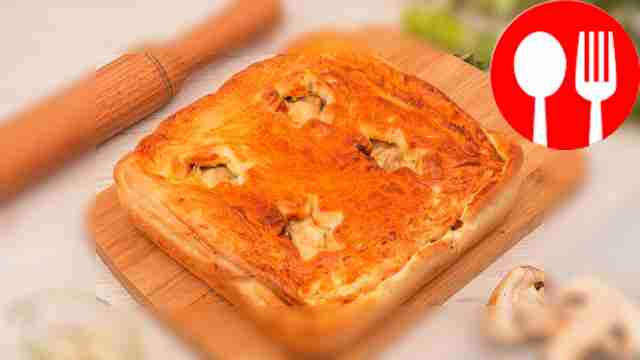 Пирог с курицей, грибами и сыром