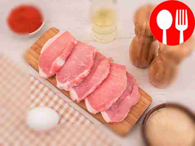 Очистите свинину от пленок и жил, промойте...