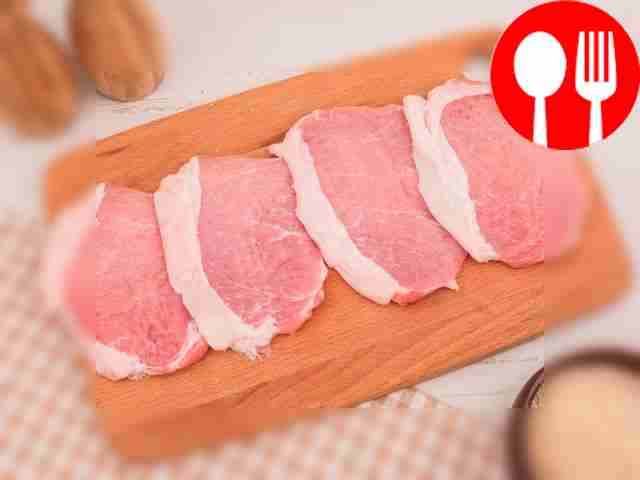 Расплющите свинину до толщины 5 мм.