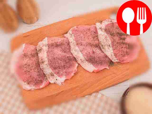 Посолите мясо и поперчите с обеих сторон по вкусу.