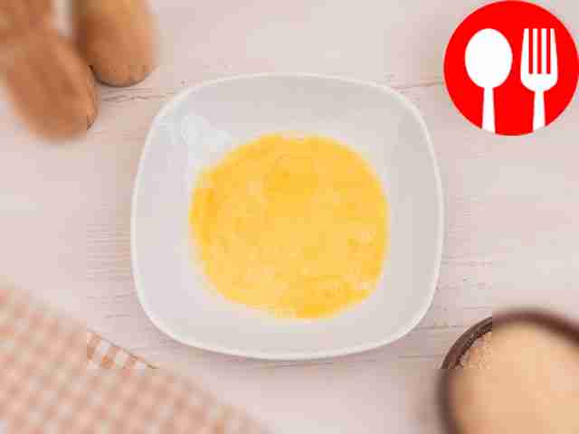 В большой миске взбейте яйцо.