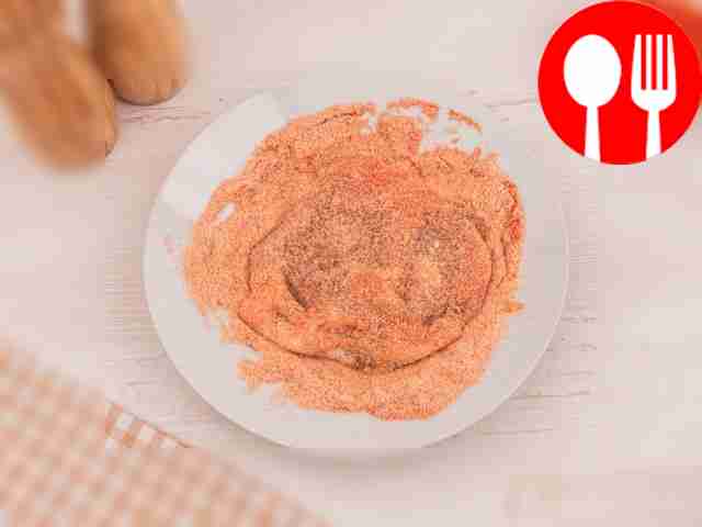 После этого обваляйте мясо в панировочных сухарях.