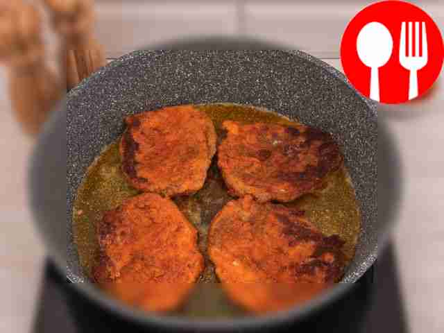 Разогрейте сковороду и добавьте растительное...