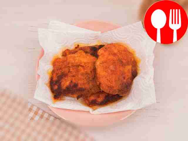 Переложите готовые ромштексы на бумажные...