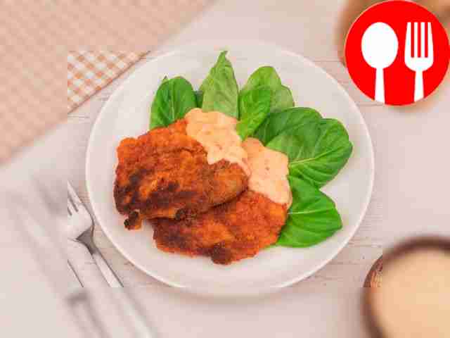 Разложите ромштексы на листьях свежего салата...