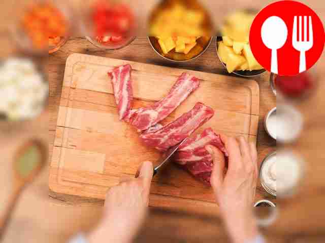 Промойте свиные ребра под проточной водой и...