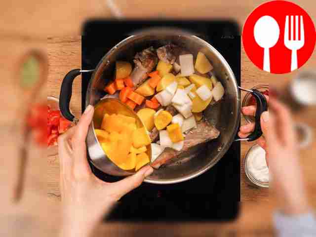 Обжарьте ребра и овощи. В большой кастрюле на...