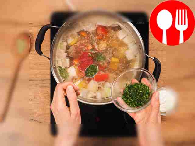 Добавьте оставшиеся ингредиенты. В шурпу...