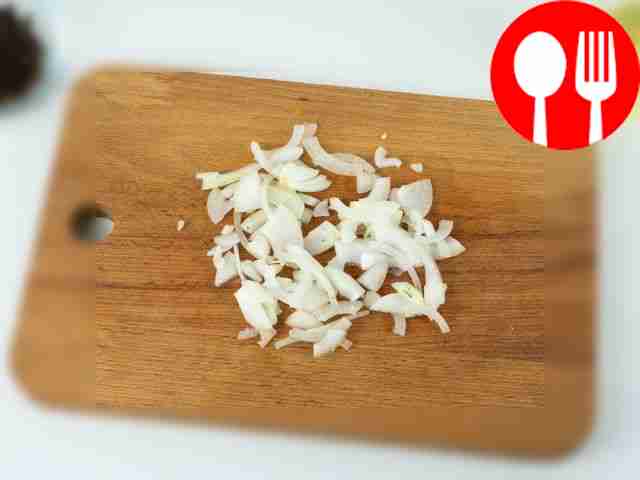 Мелко нарежьте репчатый лук.