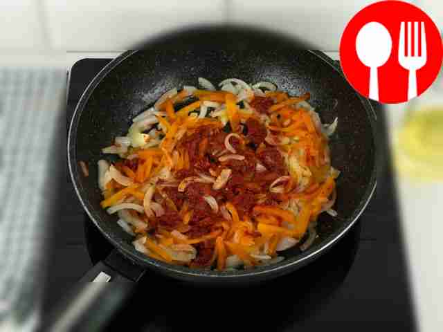 Обжарьте лук с морковью на среднем огне в...