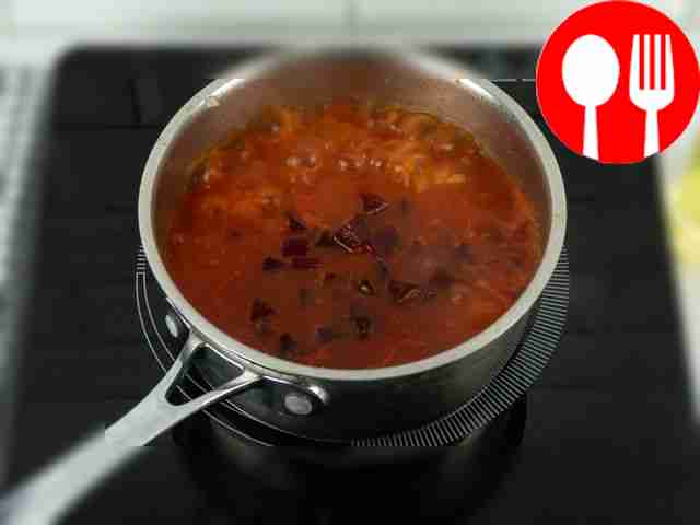 Добавьте к супу обжаренные овощи и свеклу,...