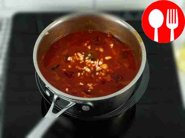 Добавьте в суп мелко нарезанный чеснок и...