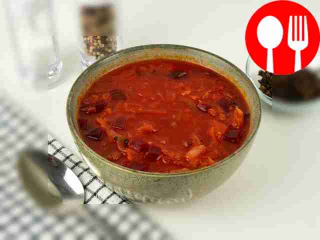 Разлейте суп по порционным тарелкам, немного...