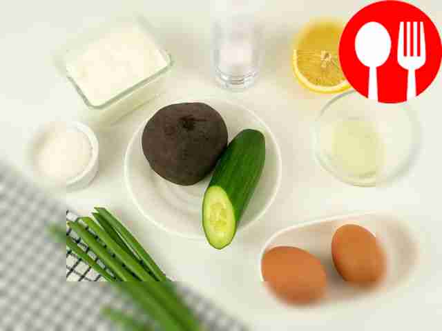 Промойте свеклу, огурец и зелёный лук....