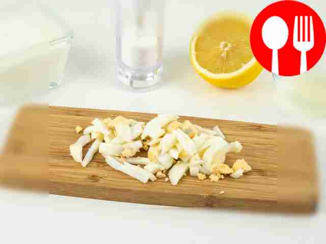 Нарежьте яйца небольшими соломками или...