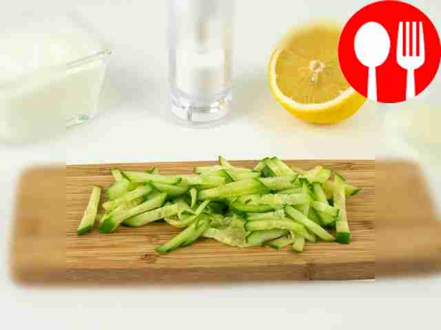 Нарежьте огурцы тонкой соломкой.