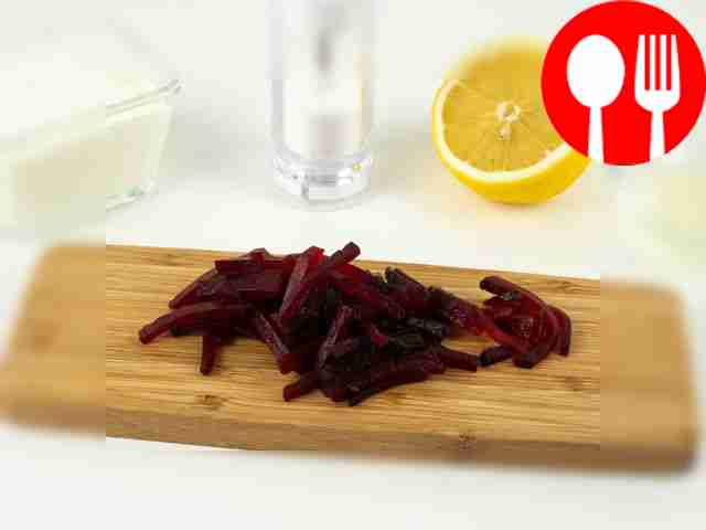 Дайте свёкле полностью остыть и очистите её....