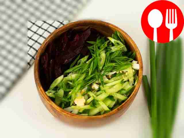 Выложите в тарелку огурец, яйца, свеклу и зеленый лук.