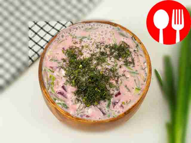 Добавьте в свекольник сметану и рубленый...