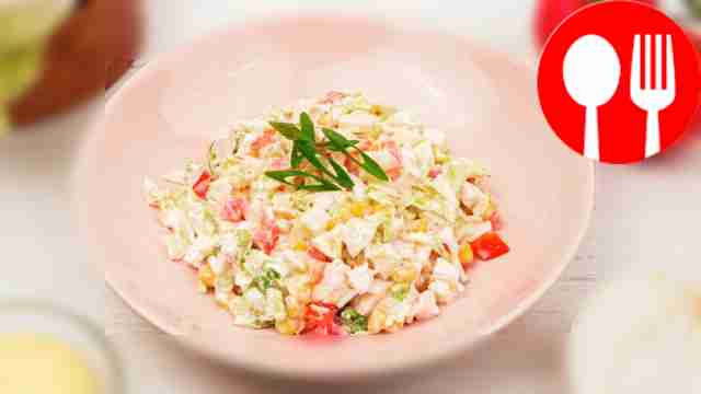 Салат с кукурузой и маринованным луком