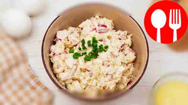 Салат с куриной грудкой и маринованным луком