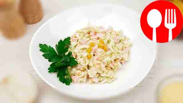 Салат с маринованным луком и ветчиной