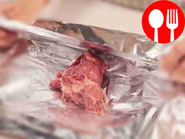 Поставьте говядину в духовку. Разделите...