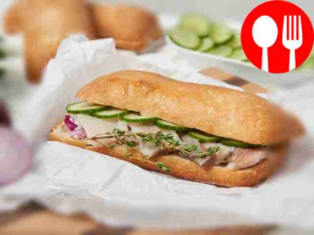 Чиабатта с сельдью и медовыми огурцами