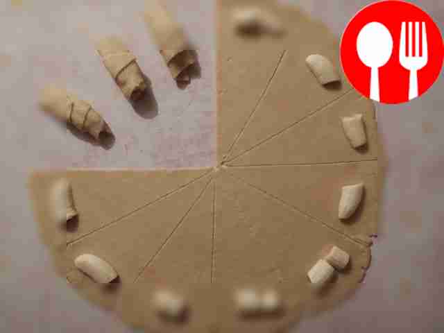 Смажьте стол и само тесто льняным маслом,...