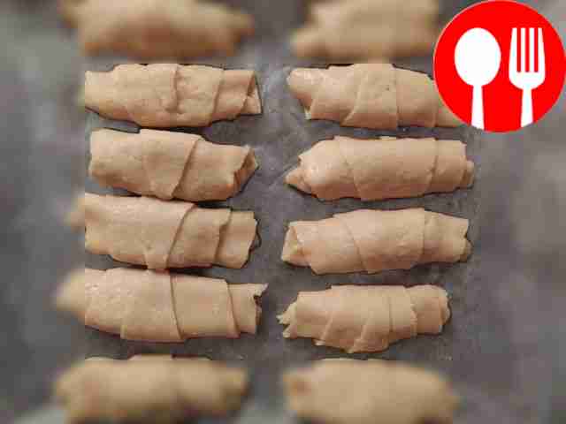 Разложите рогалики на противне, застеленном...