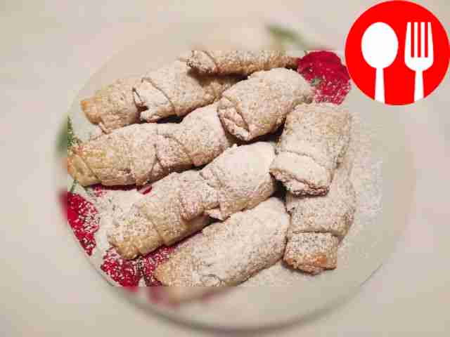 Перед подачей посыпьте рогалики сахарной...