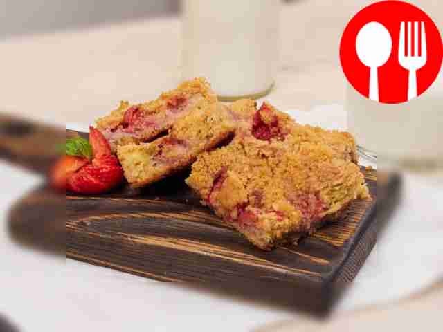 Пирог с клубникой и ревенем