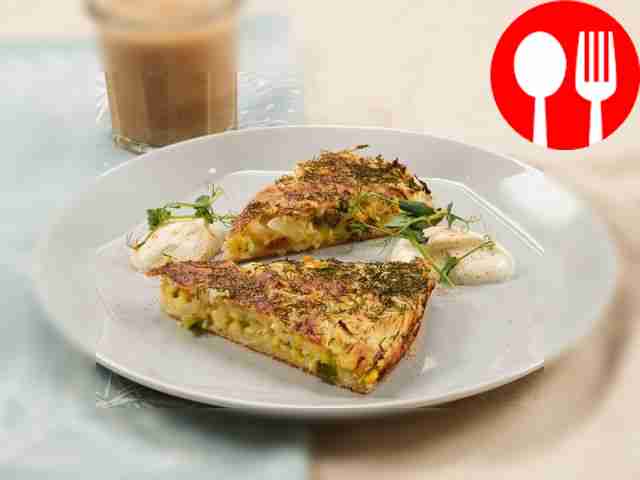 Заливной пирог с капустой, луком и яйцом