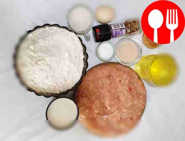 Отмерьте нужное количество муки и фарша....