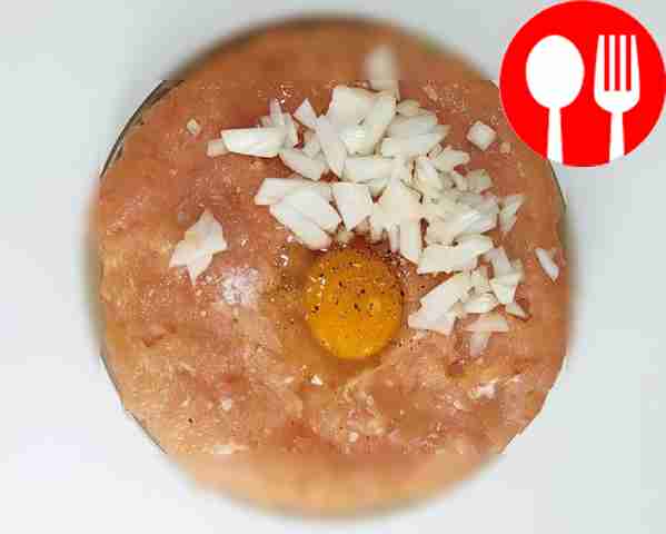 Сделайте начинку из куриного фарша. Добавьте в...