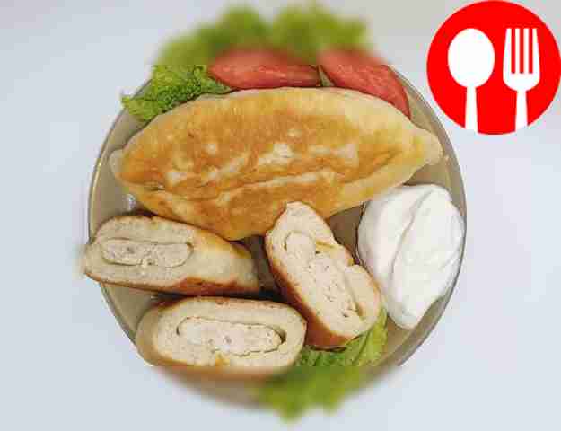 Разложите беляши на листьях салата, а рядом...