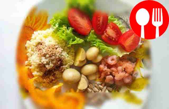 Красочный боул с кускусом и креветками