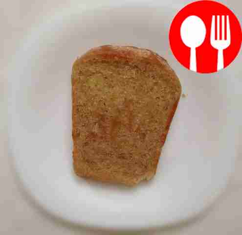 Смажьте одну сторону хлеба оливковым маслом...